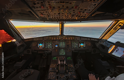 Fotografie Sunset in the flightdeck of the Airbus A320
