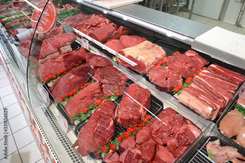 фотографія Rayon boucherie dans un supermarché, vente de roti de boeuf issu de betes de con