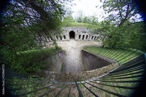 entrée fort sous les herbes
