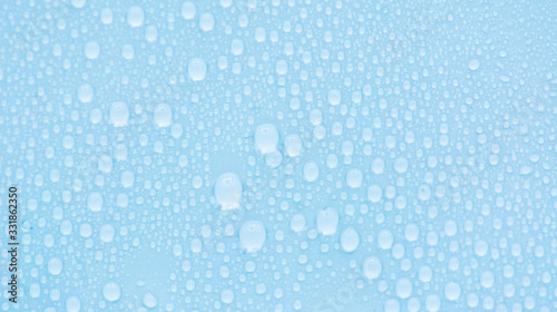 Structural glass with small water droplets