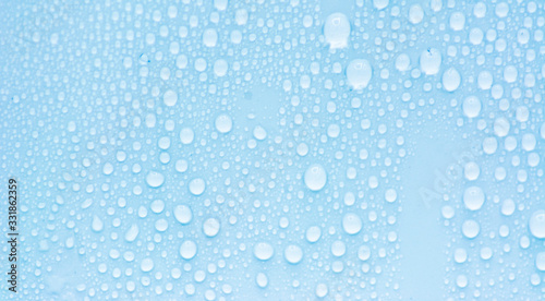 Structural glass with small water droplets