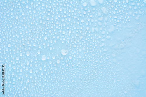 Structural glass with small water droplets