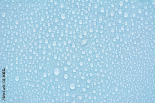 Structural glass with small water droplets