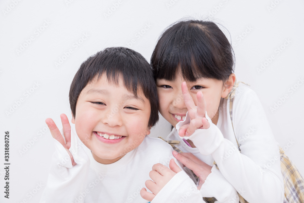 笑顔が可愛い小学生の男の子と女の子 Stock Foto Adobe Stock