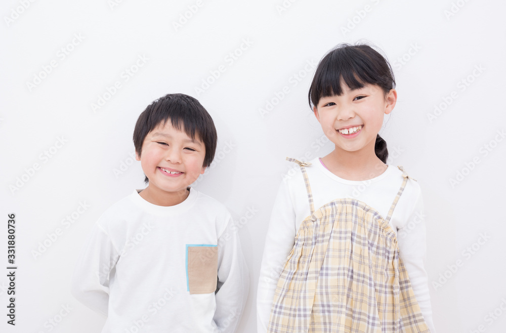 笑顔が可愛い小学生の男の子と女の子 Stock Photo Adobe Stock