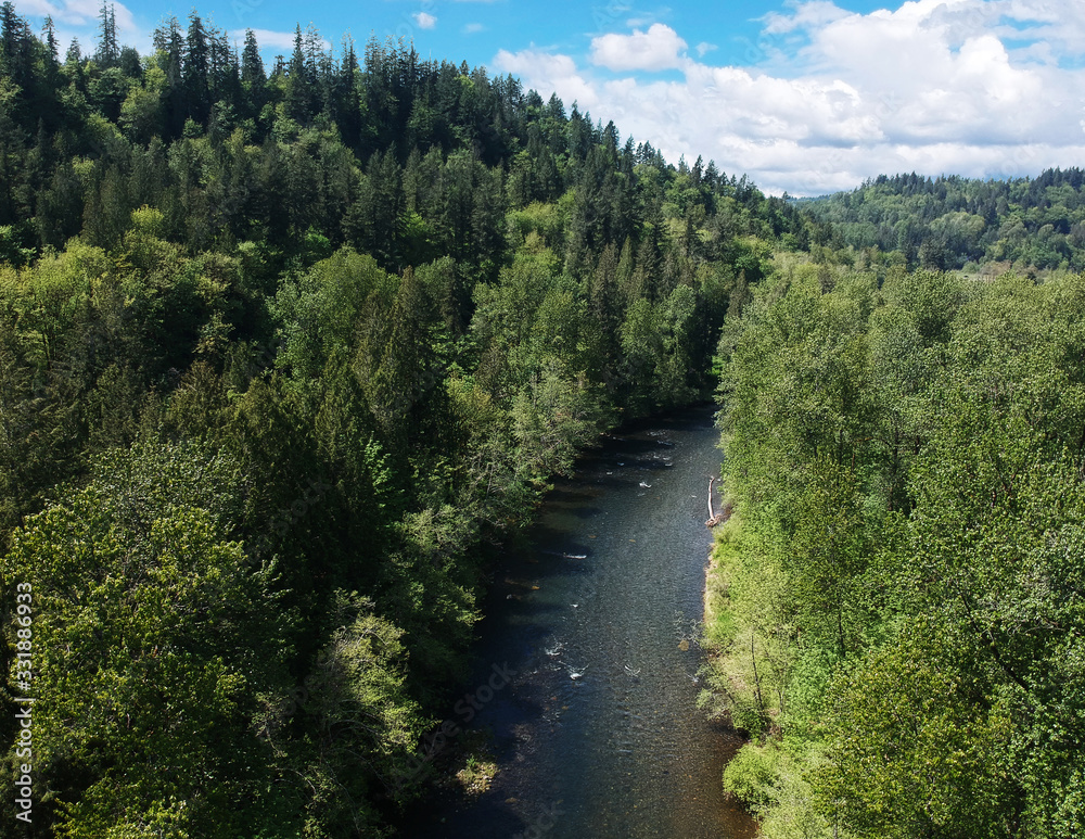Obraz premium Fabulous aerial photography of Flaming Geyser State Park and the Green River on a partly cloudy summer day in Auburn Washington State
