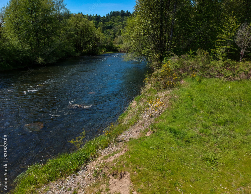Fototapeta premium Fabulous aerial photography of Flaming Geyser State Park on a partly cloudy summer day in Auburn Washington State