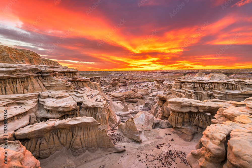 Φωτογραφία Bisti/De-Na-Zin Wilderness, New Mexico, USA at Valley of Dreams after sunset