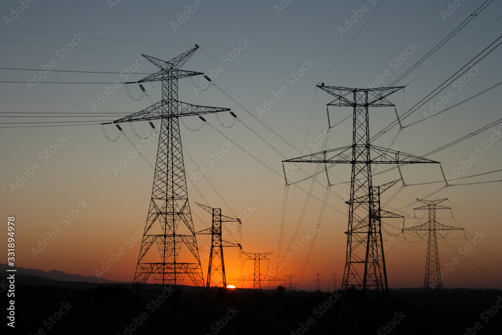 Torres de energía eléctrica al amanecer