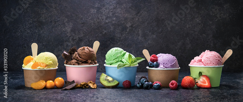 Photo Various colorful ice cream in paper cup