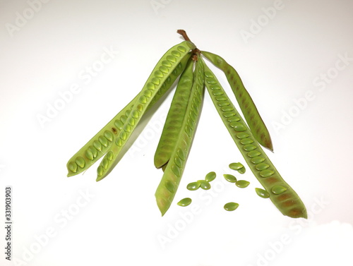 Acacia seeds are removed from the pods. Taken orally with papaya salad. photo