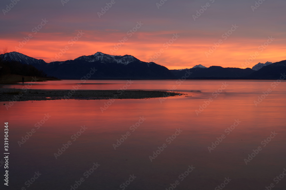 Glühendes Abendrot mit Blick auf die Alpen am Chiemsee nach dem Sonnenuntergang