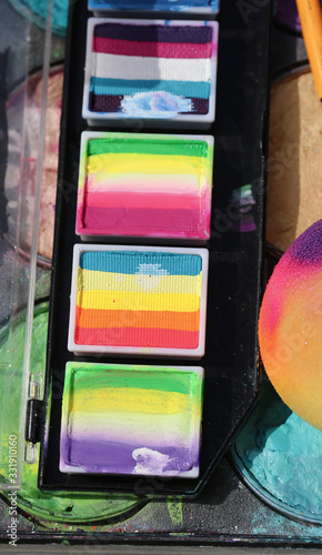 Obraz na płótnie Palettes with different greasepaintes of colors. w salonie