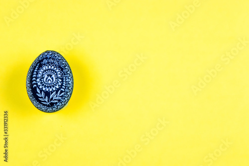 Prawdziwa ręcznie zdobiona kroszonka, jajko wielkanocne na żółtym tle