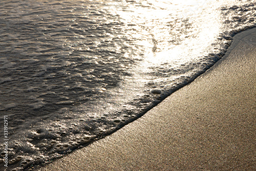 olas ronmpiendo en la arena de la playa