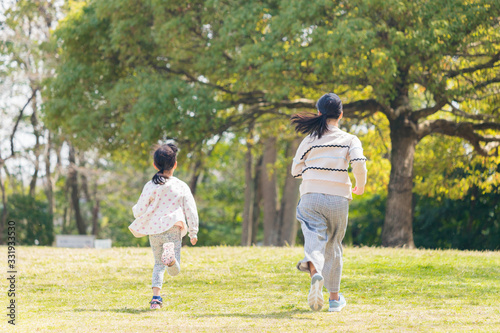 春の公園で遊んでいる可愛い子供姉妹 © zheng qiang