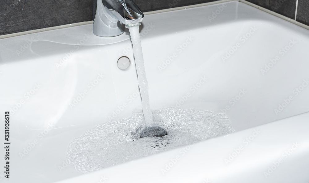 Badezimmer mit Lavobo und Wasserhahn Badezimmer mit Lavobo und Wasserhahn