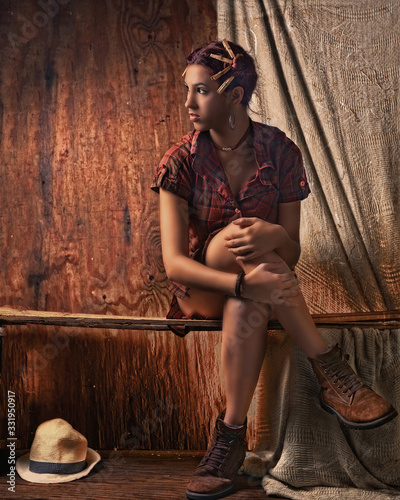 Konstfotografi Joven campesina Santana con fondo de  madera con decoración de pelillos de tende