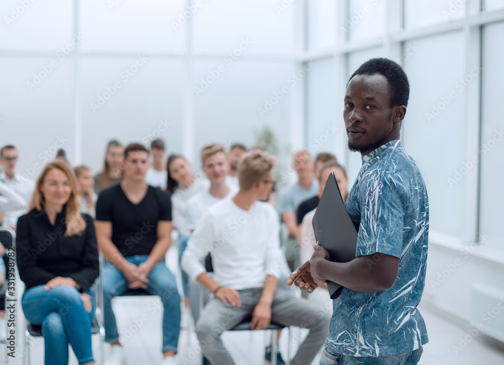 Obraz premium young man standing in front of the students of the business course