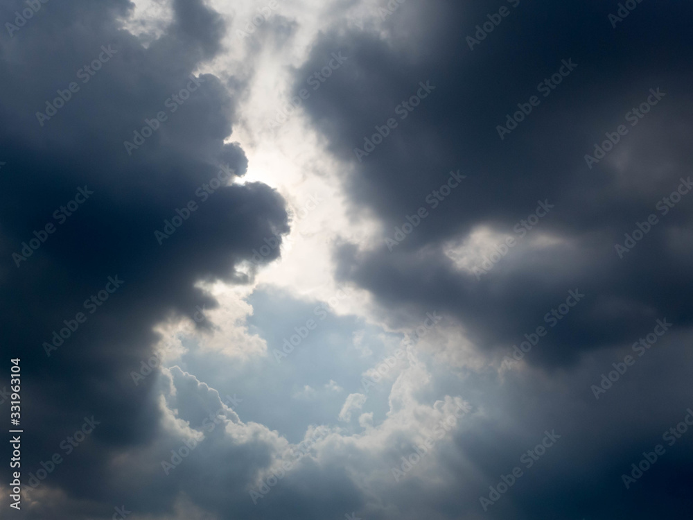 Obraz premium The sky is sunny and cloudy.