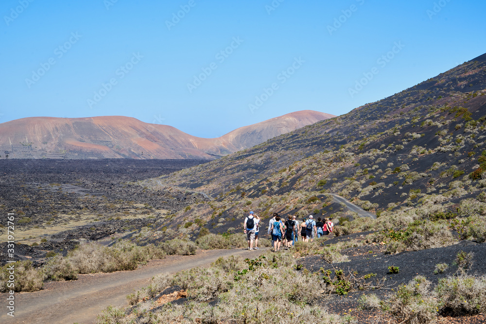 Wanderung durch den Naturpark Los Volcanes um die Vulkane Caldera de La Rilla, Montana de Santa Catalina, Pico Partido, Montana del Senalo auf der spanischen Kanareninsel Lanzarote