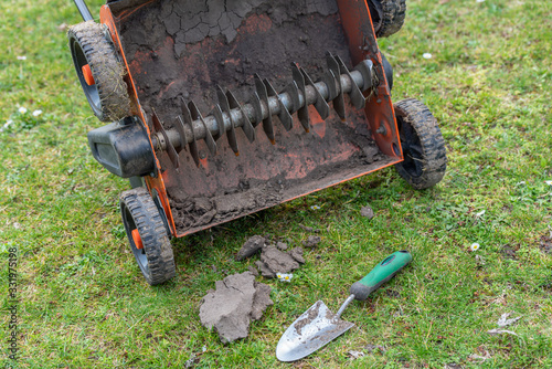 Foto Clleaning a lawn thatcher in the garden
