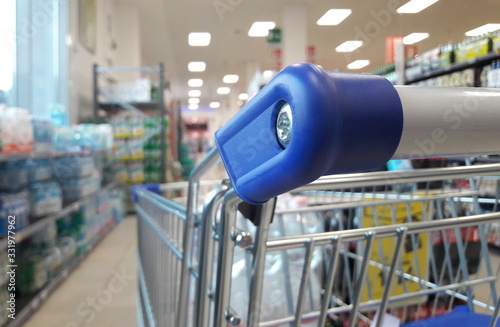 Fare la spesa al supermercato - epidemia photo