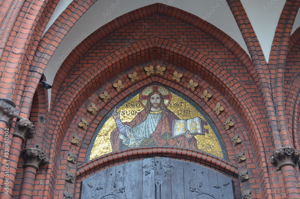 Kościół Aniołów Stróżów, Wałbrzych, mozaiki, portal