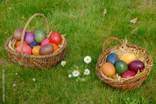 Osterkörbe und Gänseblümchen