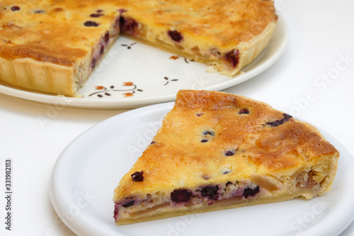 Tarte with apple and blueberries