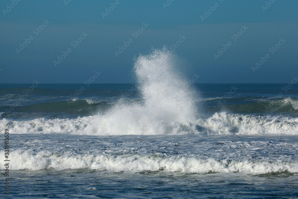 Vagues déferlantes océan atlantique