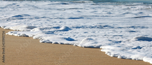Tableau sur toile Ecume de mer en bord de plage