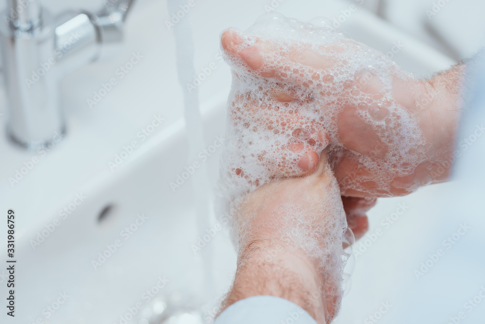 Fototapeta premium Hände waschen als Prävention gegen einen Virus. Hygiene als Schutz vor dem Corona Virus