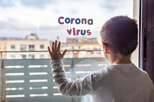 Valokuva Little boy in confinement for the Coronavirus pandemic