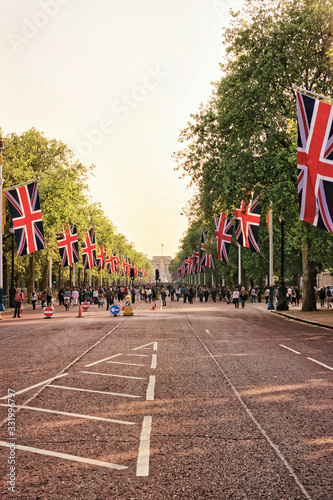 Fototapeta The Mall road with flags leading to Buckingham Palace
