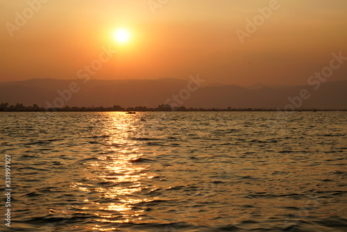 Pesca al tramonto sul lago Inle