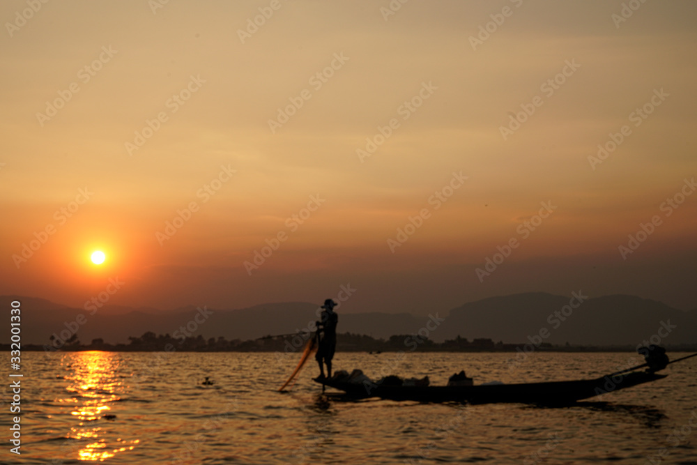 Pesca al tramonto sul lago Inle