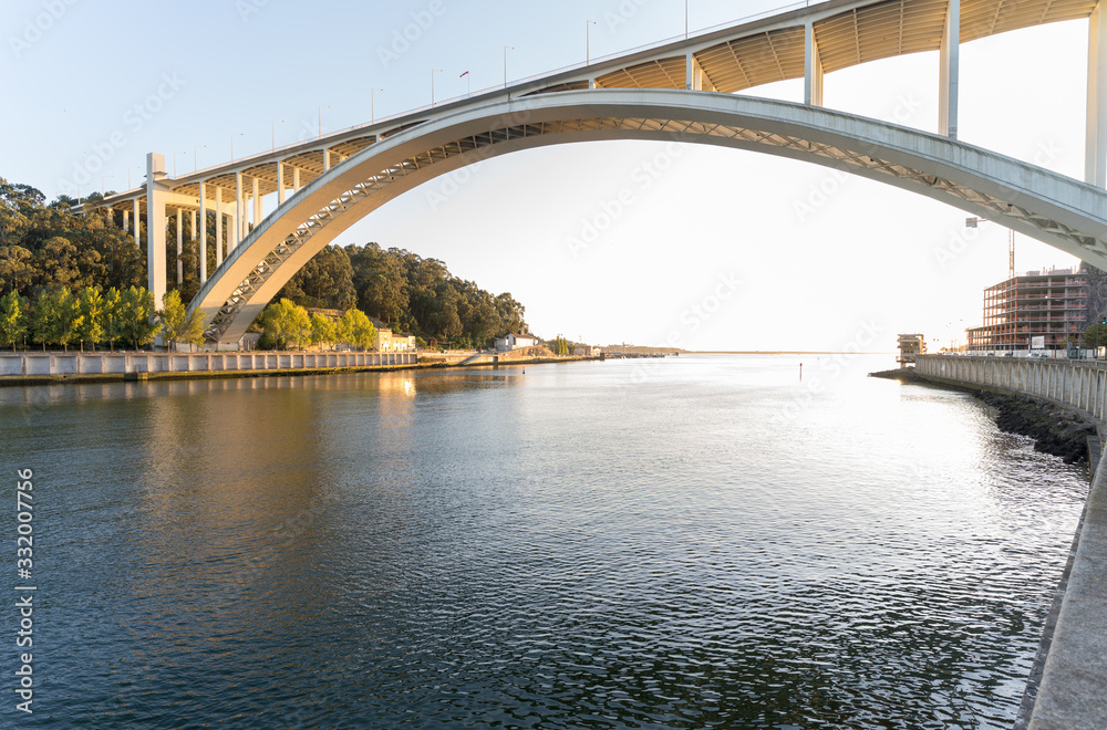 Fototapeta premium Arrabida bridge crossing Douro River in Portugal