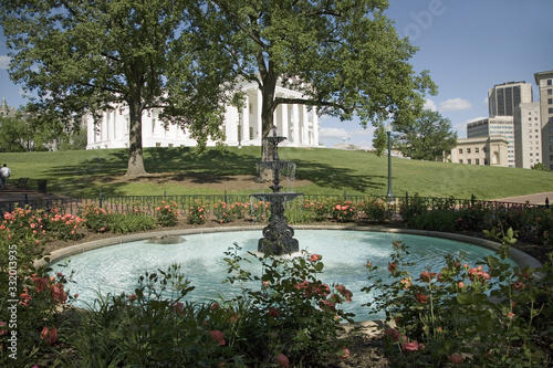 Water fountain and Virginia State Capitol, Richmond Virginia © spiritofamerica