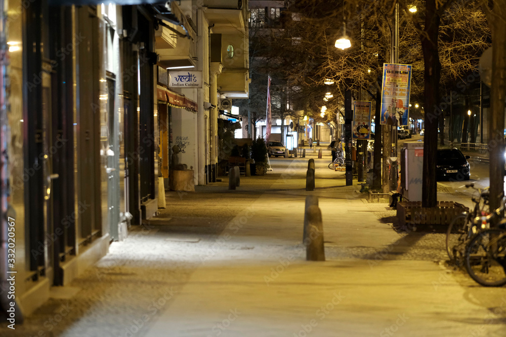 Obraz premium Menschenleere Schönhauser Allee im Berliner Stadtteil Prenzlauer Berg. Hier, in der Nähe der Kastanienallee und des beliebten Mauerparks ist die Strasse an Wochenenden sonst immer belebt.
