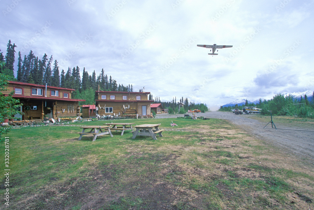 Fototapeta premium Alaskan Lodge in St. Elias National Park, Wrangell, Alaska
