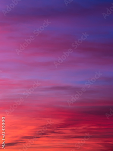 Ciel abstrait et flamboyant au coucher de soleil en hiver © Guillaume