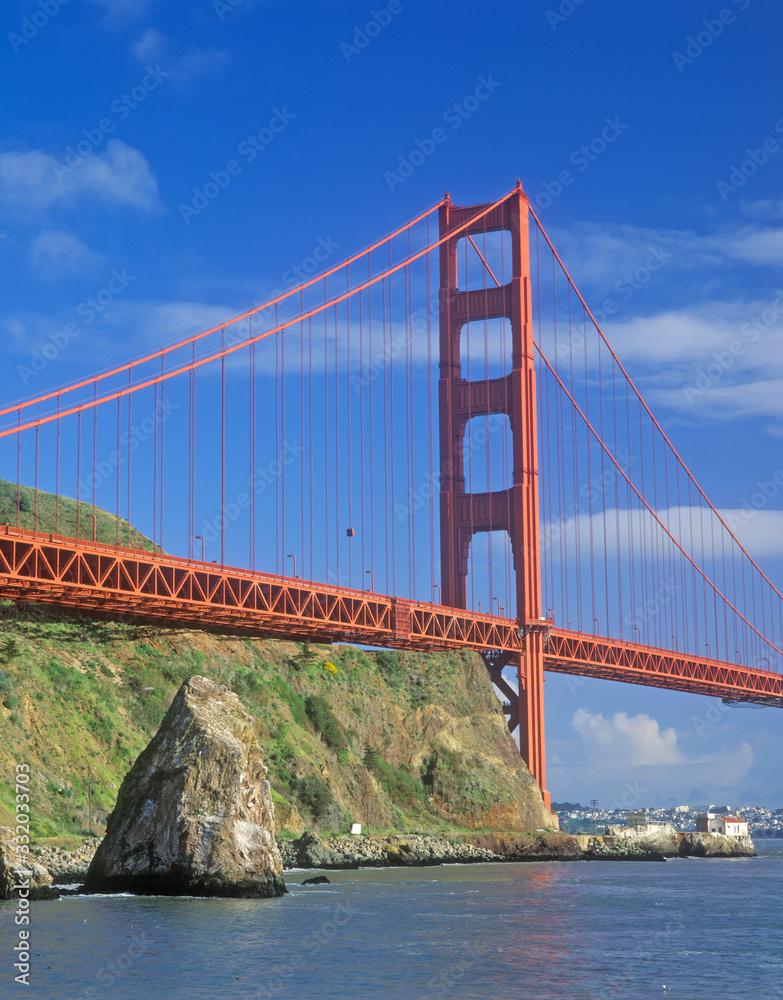 The Golden Gate Bridge from Marin Gateway Park, San Francisco, California