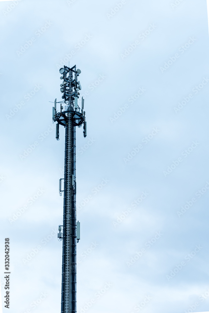 Mobilfunkmast mit wolkigem Himmel und Textfreiraum Mobilfunkmast mit wolkigem Himmel und Textfreiraum