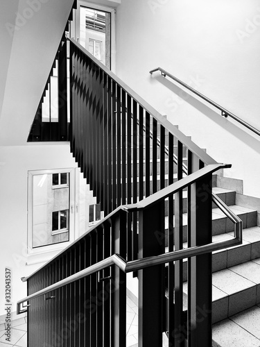 Treppe schwarz weiß, Treppenhaus schwarz weiß, Stiegenhaus, Stiege, schwarz weiß, stairwell, staircase, black and white