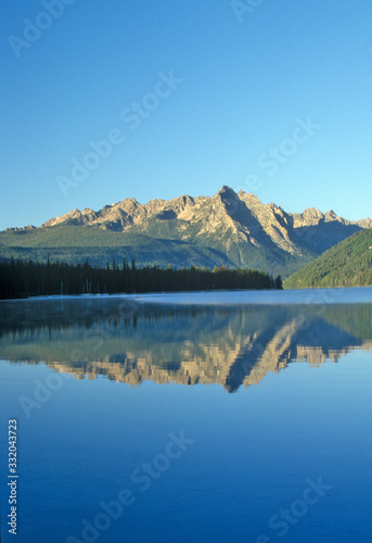 Fototapeta Naklejka Na Ścianę i Meble -  Redfish Lake and Sawtooth Mountains at Sunrise, Idaho