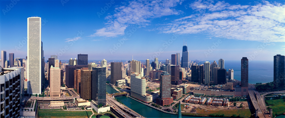 Fototapeta premium Panoramic view of Chicago River and Chicago skyline, IL