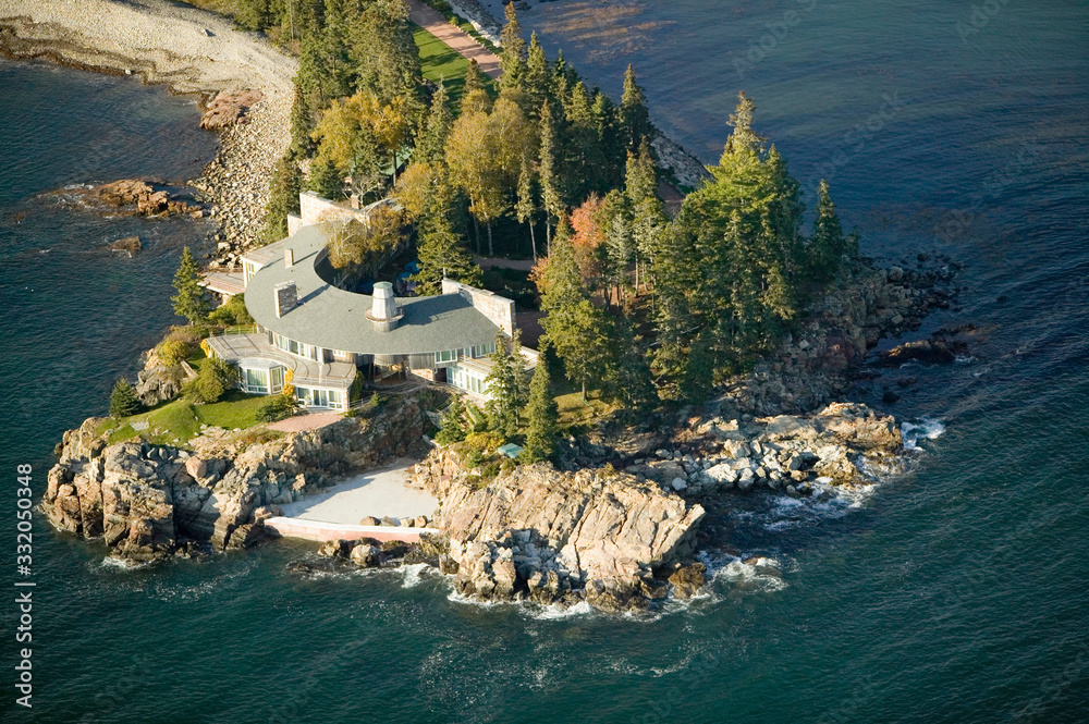 Φωτογραφία Aerial views of luxury home in Acadia National Park, Maine in autumn