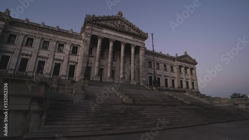 Toma con gimbal del palacio legislativo de Montevideo realizando suave acercamiento durante la hora azul