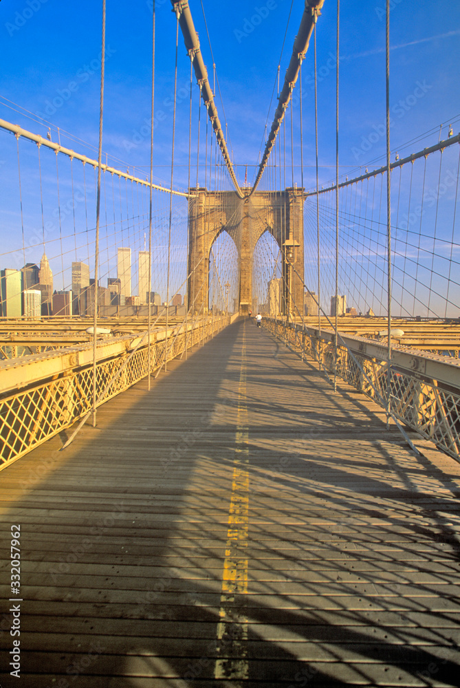 Obraz premium Walkway on Brooklyn Bridge on way to Manhattan, New York City, NY